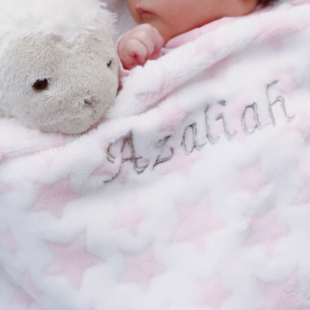 陳嘉寶第三位千金出世時重7.2磅，取名Azaliah，寓意God has reserved（神已留下的）。