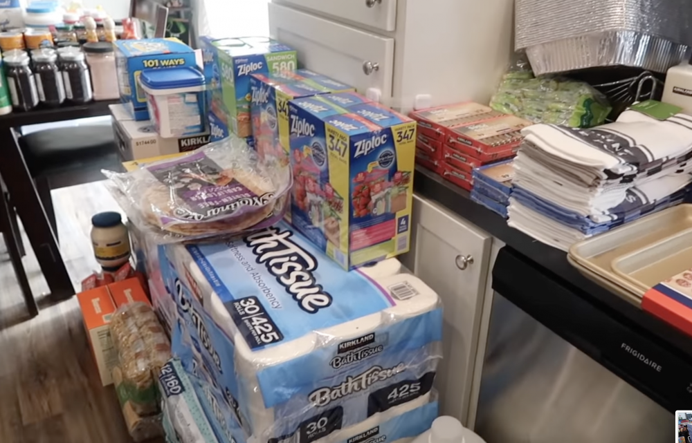 還有其他日常用品,如紙巾等。