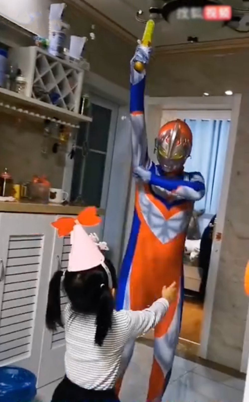 網民大讚媽媽勇敢。