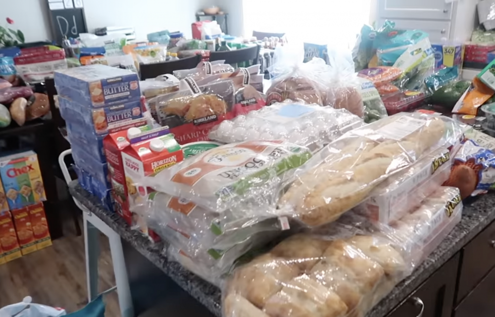 滿滿一桌的食物,應付接下來的冬天。