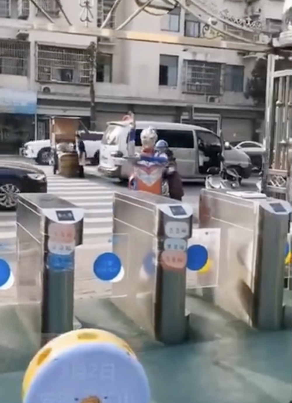 媽媽扮成超人接女兒放學。