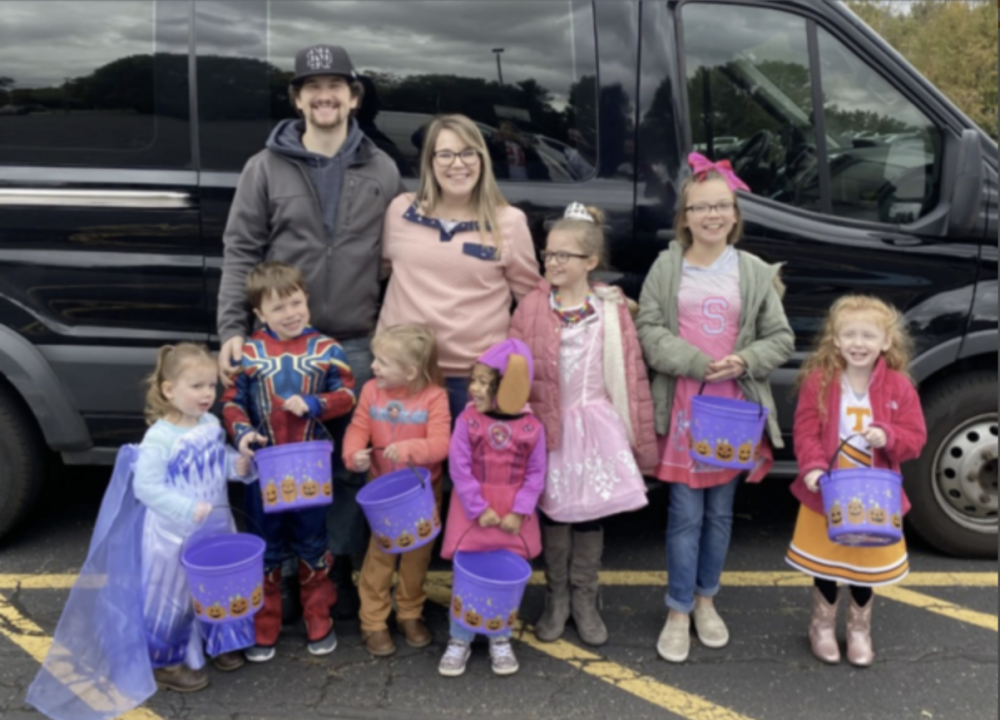 二人共組9口大家庭。