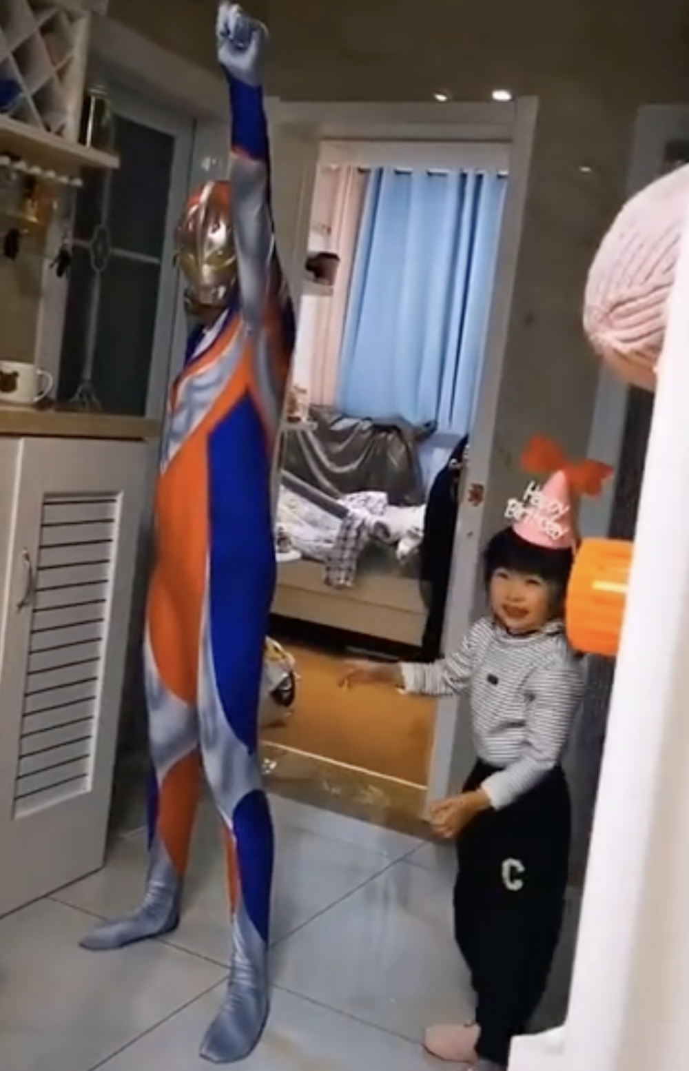 媽媽勇敢扮超人,只為氹愛女開心。