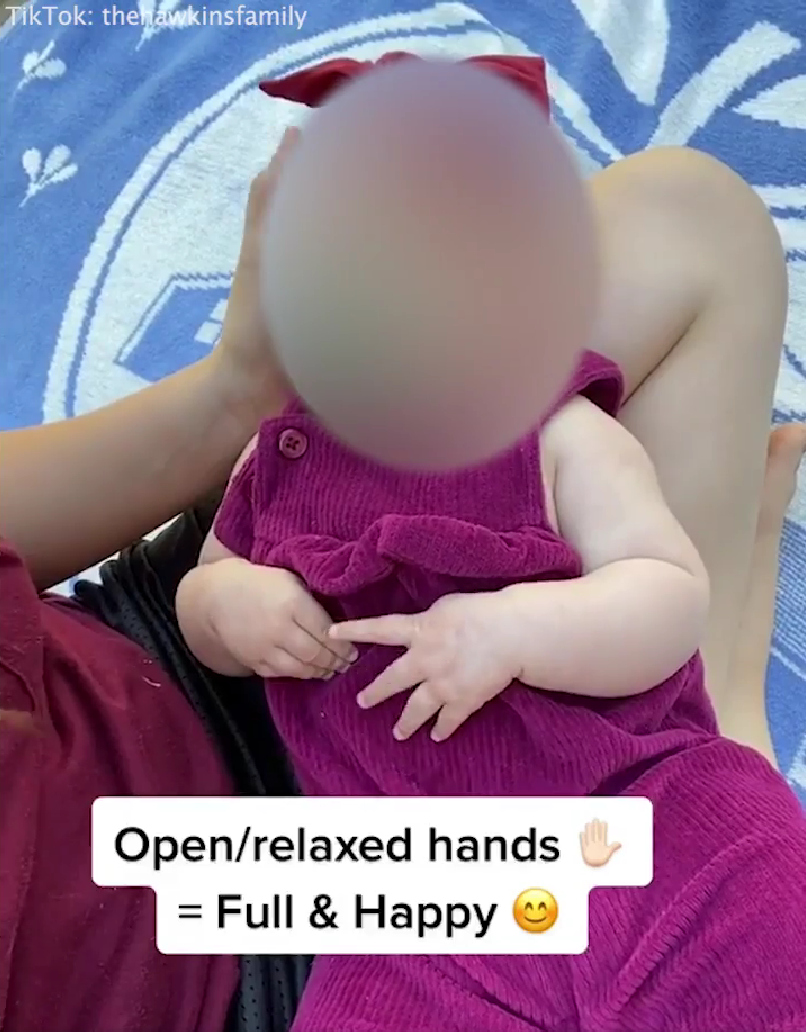 吃飽飽的寶寶肢體會放鬆