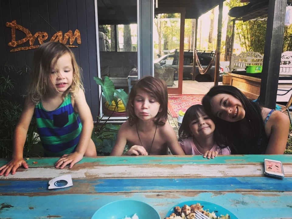 她鼓勵小朋友用手吃飯，並會將菜餚裝在大盤中，減少餐具使用量。