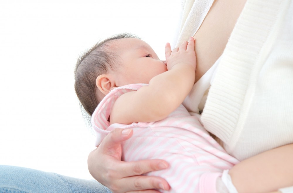 嬰兒喝奶發出怪聲,奶奶亦直言是餵母乳惹禍。