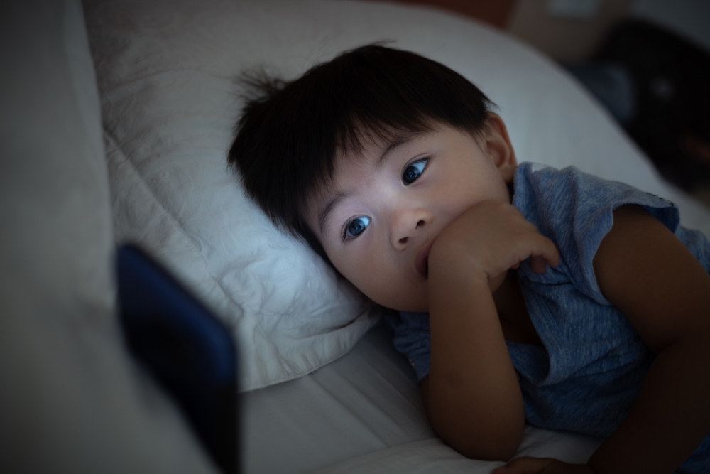 睡前看電子產品會影響睡眠質素