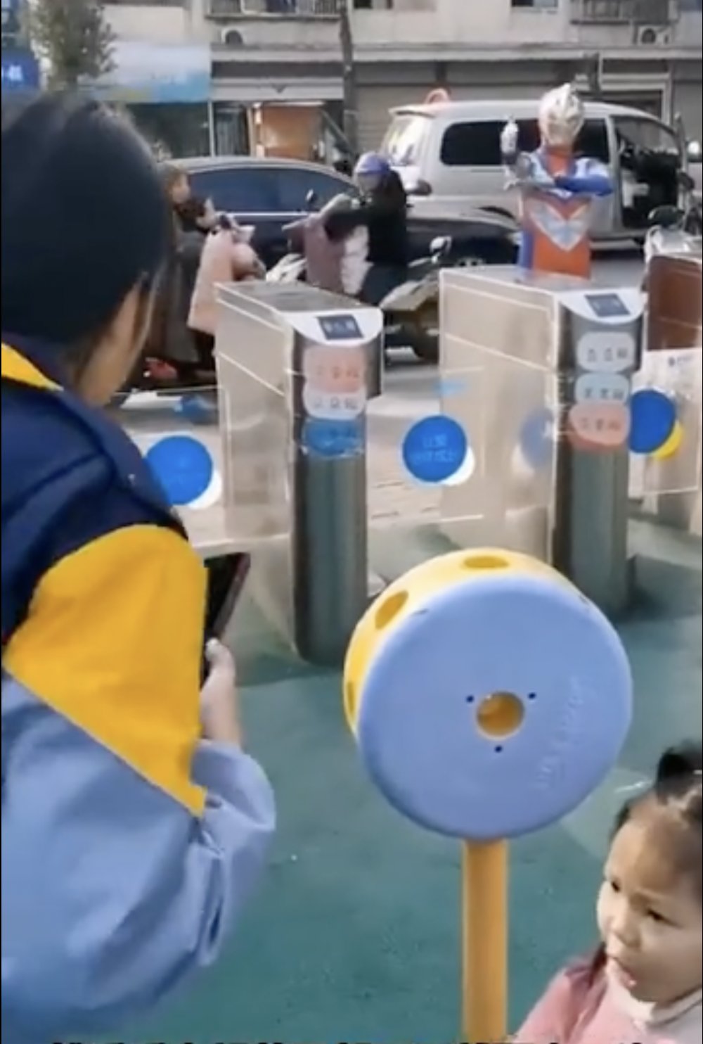 媽媽的一身超人裝扮引起師生起哄。