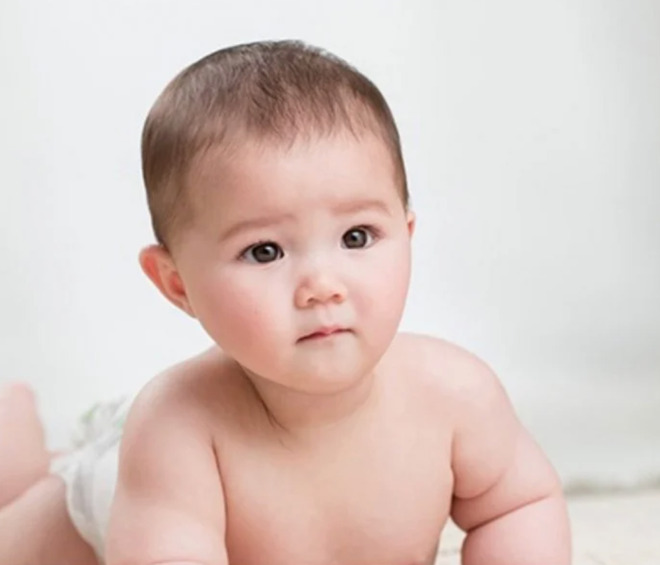 朋友愛用修圖工具為寶寶修臉型，從圓臉修成V面。