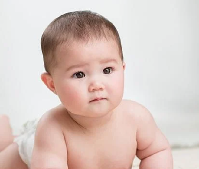 朋友的BB現時只有4個月大，事主覺得朋友BB的樣子很可愛。