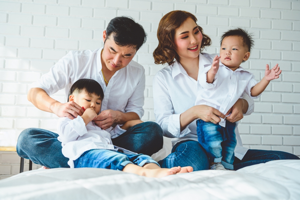 父母要及時意識到自己是否有偏心的行為