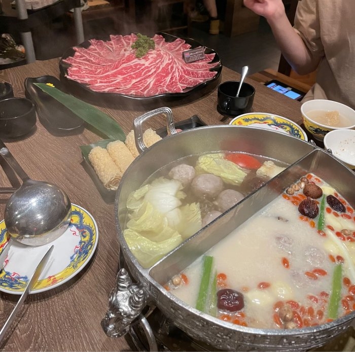 網民稱日前到火鍋店用餐,遇見怪獸家長。