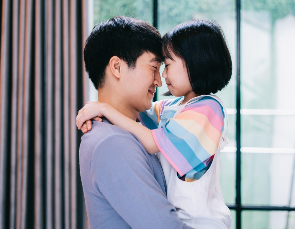 父親經常喝女兒表達愛意,是最直接拉近親子關係的方式。