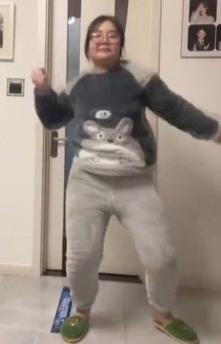 畫風一變，片中女子衣著、外貌以及跳舞風格都很大分別。