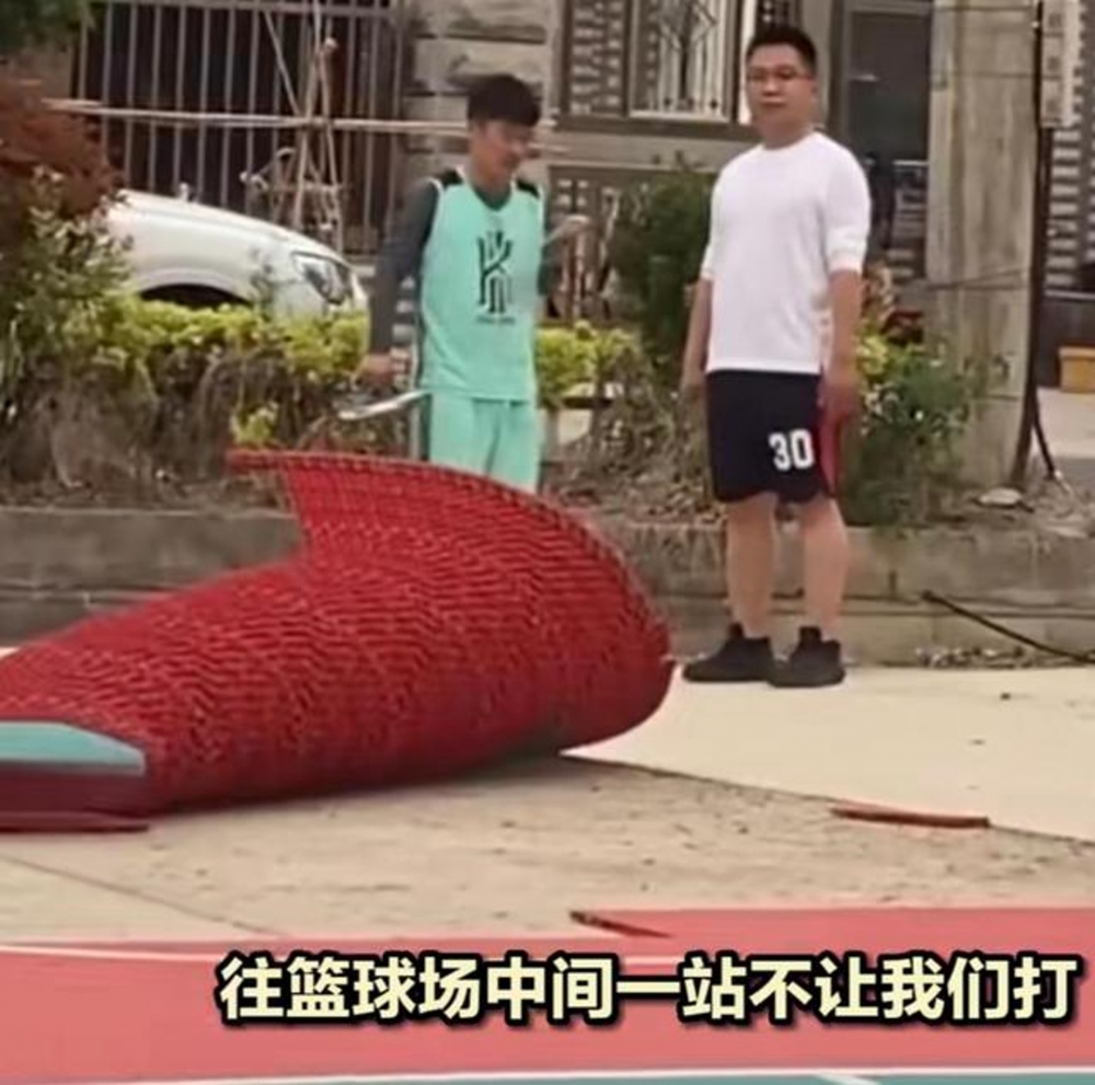 在場人士被婦人舉動嚇呆。