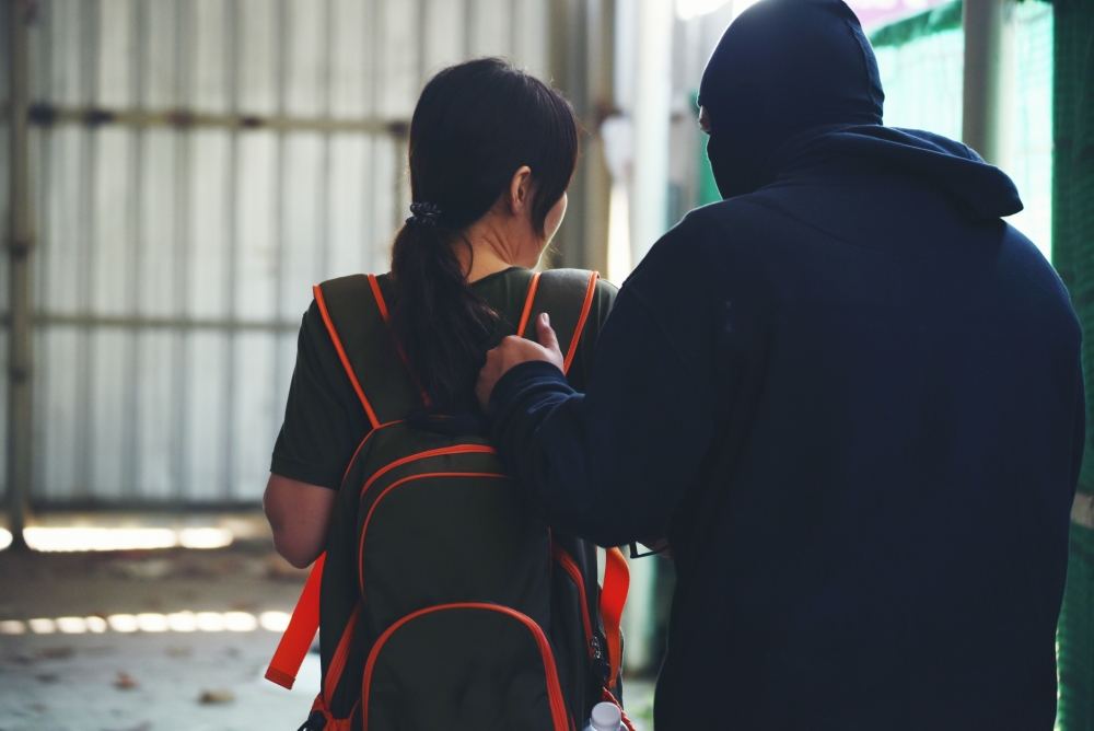媽媽扮成的陌生人,假裝綁架女孩。網民痛批是在製造創傷。