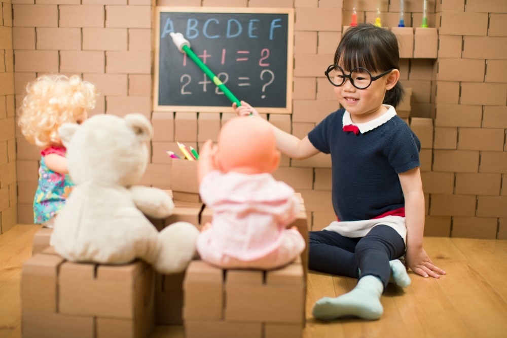 假裝型玩具包括洋娃娃、玩具食物 (煮飯仔) 及一些利用家中垂手可得的用具而進行的想像、虛構遊戲 (模擬老師遊戲、醫生遊戲等)。