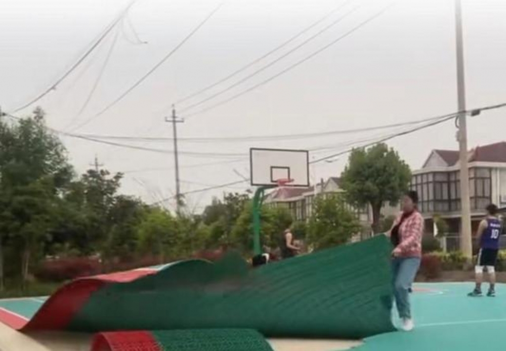 婦人難忍打波聲阻女兒溫書,竟徒手拆籃球場。