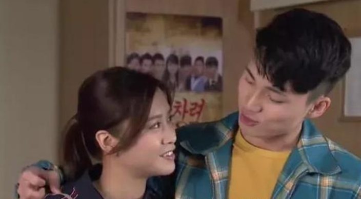 首次拍拖的兒子主動跟媽媽分享這個喜訊,更把兩小口的合照發給媽媽看。