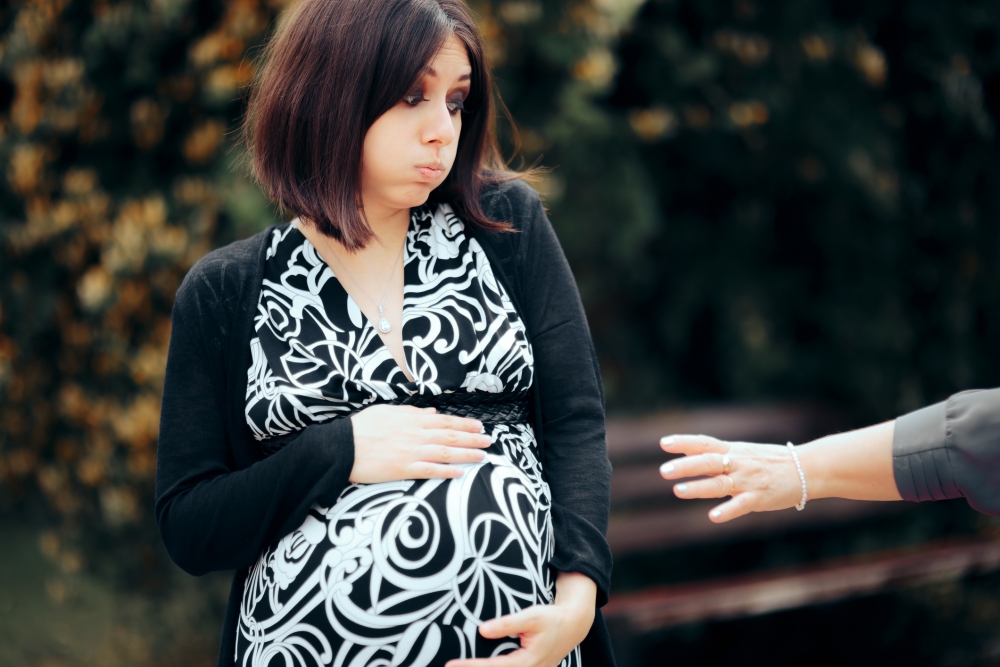 面對陌生人突如其來的觸碰,嚇了一跳的Danielle立即面露不悅。