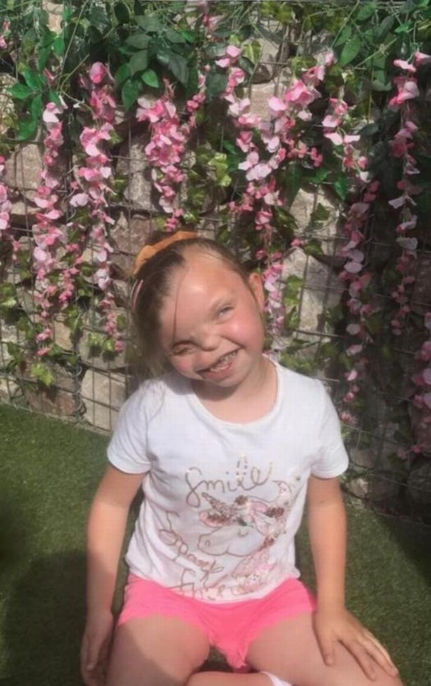 萊拉患有自閉症、學習遲緩與耳脊椎發育異常徵候群，聽到噪吵的聲音時會感到焦慮。