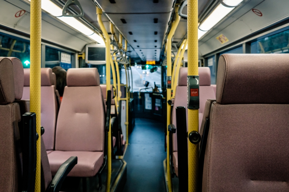 孕媽巴士時因空座位被鄰座的西裝男乘客用手佔據,所以我跟對方起衝突。