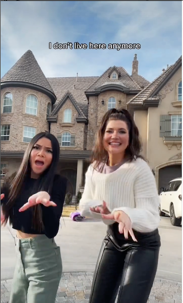 一家人居住在三層高豪宅中