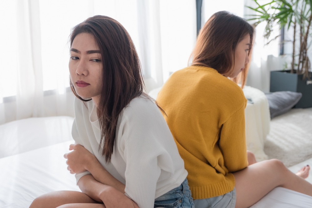 好友指責事主色情化胸部，兩人不歡而散。