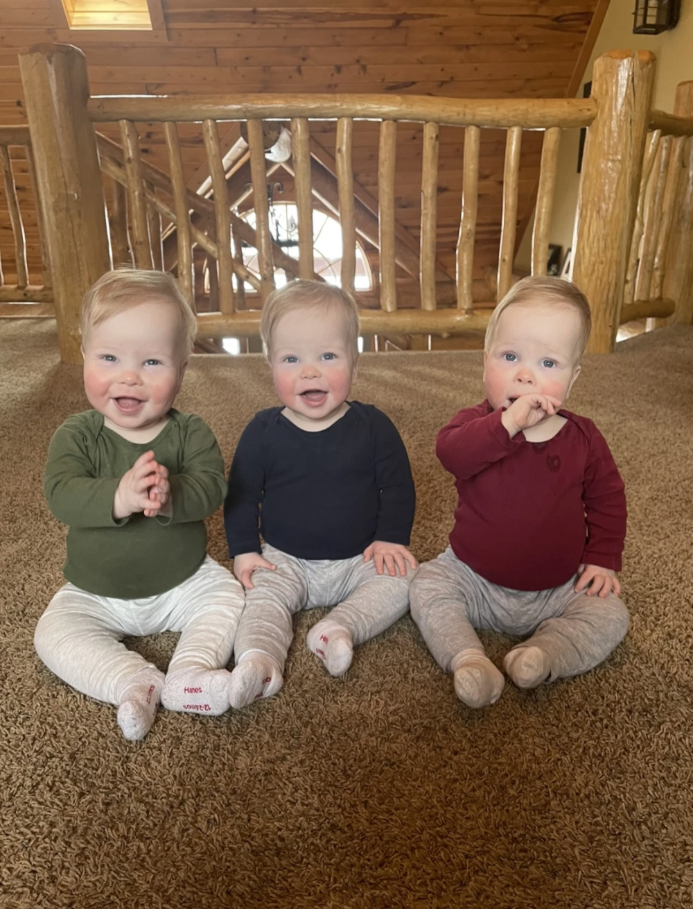 恭喜家中媳妇顺利生下三胞胎“龙凤胎”（一男两女），母子平安！这真是家庭最大的喜事和福气。\, image size:1000x1310