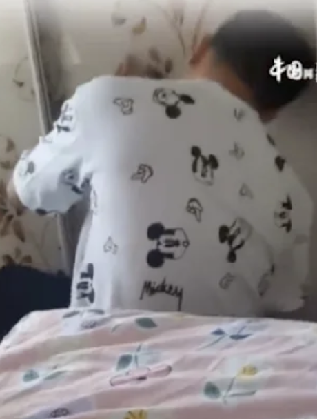 爸爸才教了兒子5分鐘數學就崩潰，內心鬱悶的他只好不斷把頭撞向衣櫃宣洩情緒。