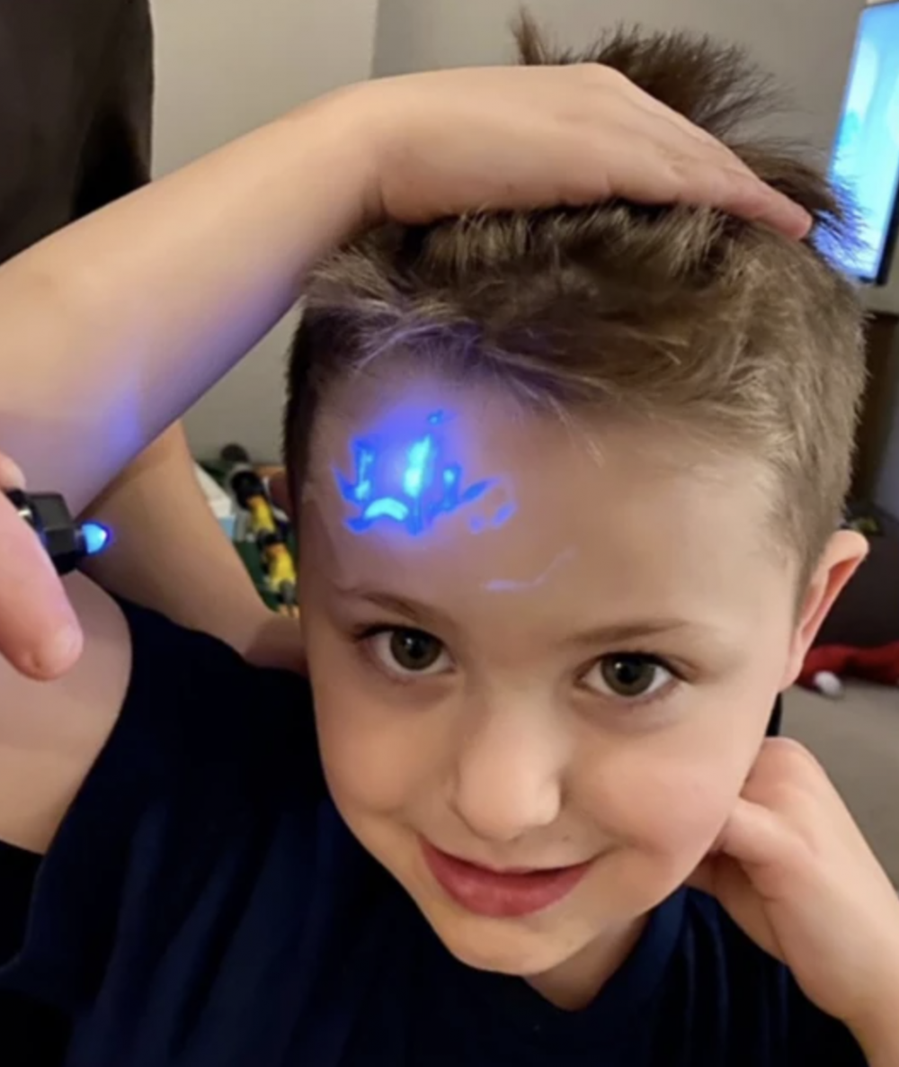 早前英國有位古靈精怪的5歲男孩，把額頭搞到冒出詭異的藍光圖案嚇壞媽媽。