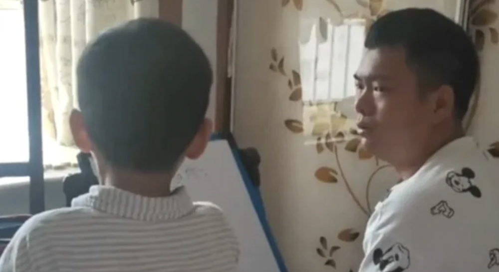 爸爸覺得妻子教兒子數學時太惡，他認為妻子應該放輕語氣，心平氣和地指導孩子。