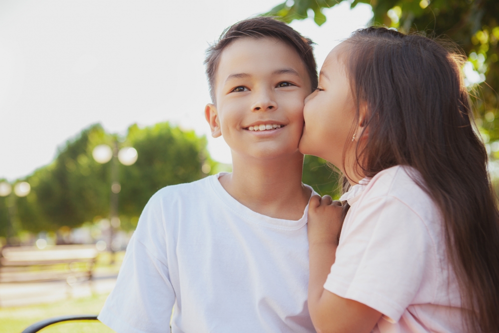11歲兒子及8歲女兒經常在屋企攬頭攬頸，又會不時錫來錫去。