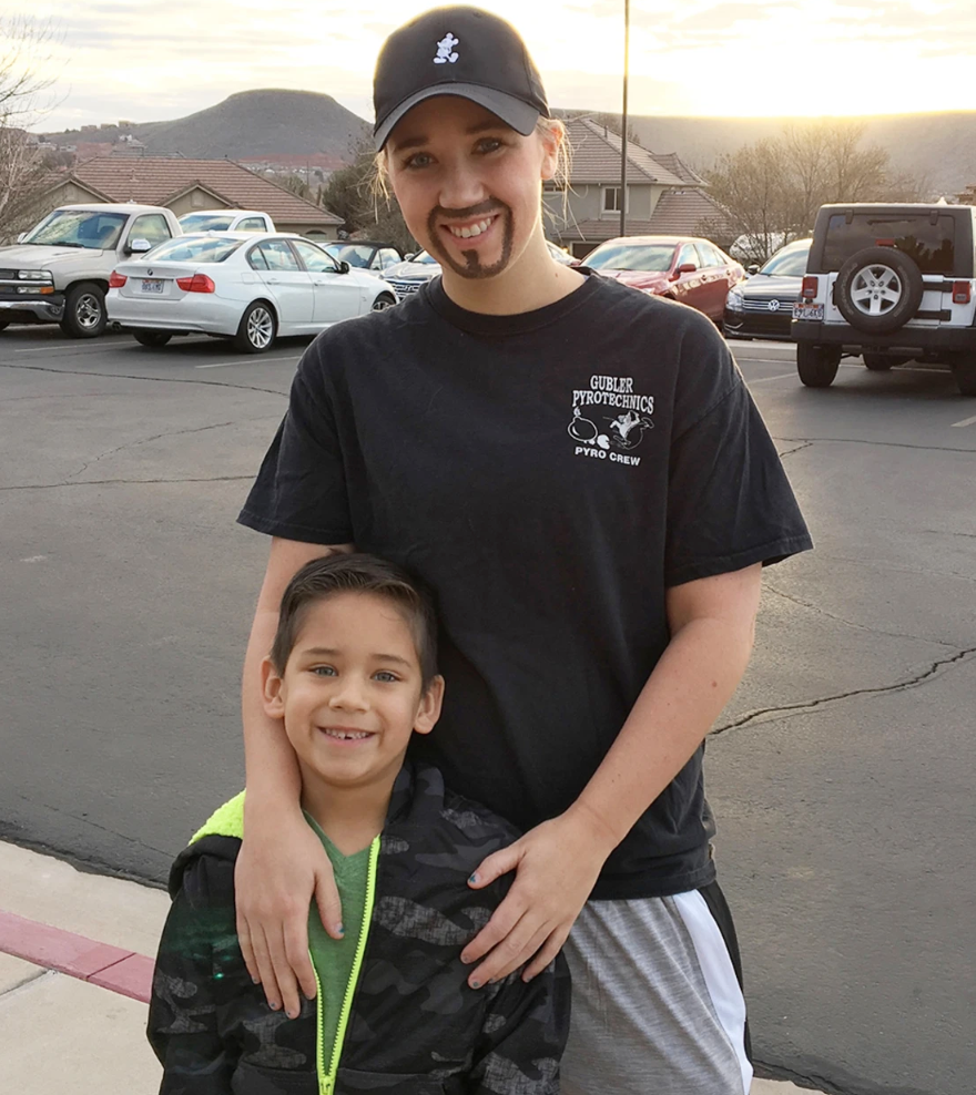 Whitney為了孩子不會因長於單親家庭而感到自卑，決定要在活動當日女扮男裝。