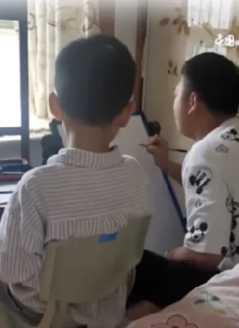 爸爸向妻子提出要親自上陣，教兒子做數學功課。