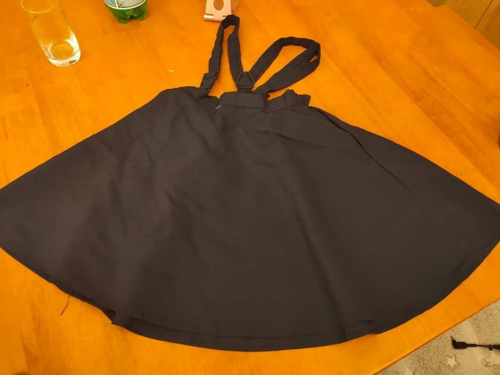 老爸拿女兒百褶裙制服開箱防皺洗衣機，結果摺痕被撫平。