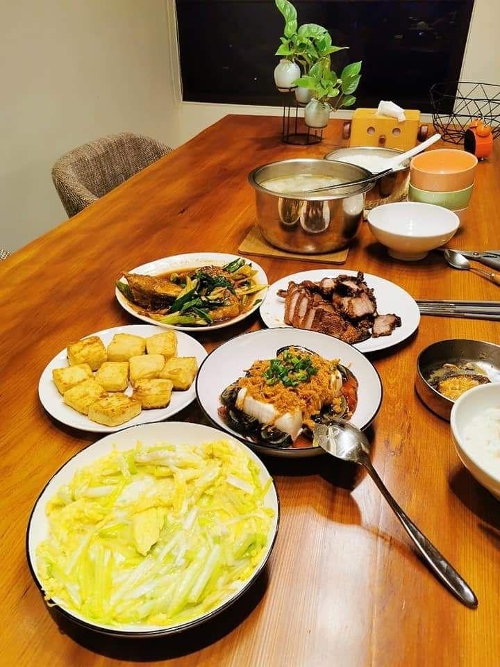 人夫除了會主動做家務，更為愛妻招架奶奶的「關心」。