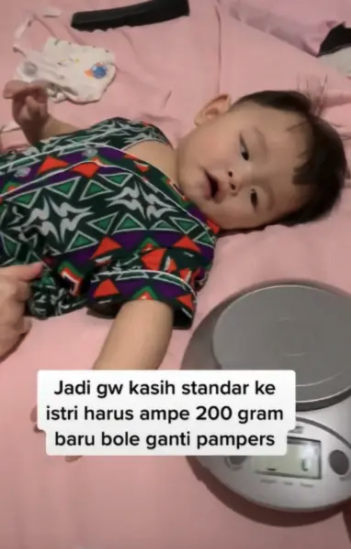 新手爸示範慳錢方法。