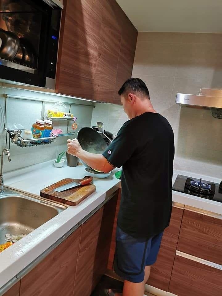 奶奶表面上在稱讚及關心兒子，內裏卻是暗斥新抱不煮飯。