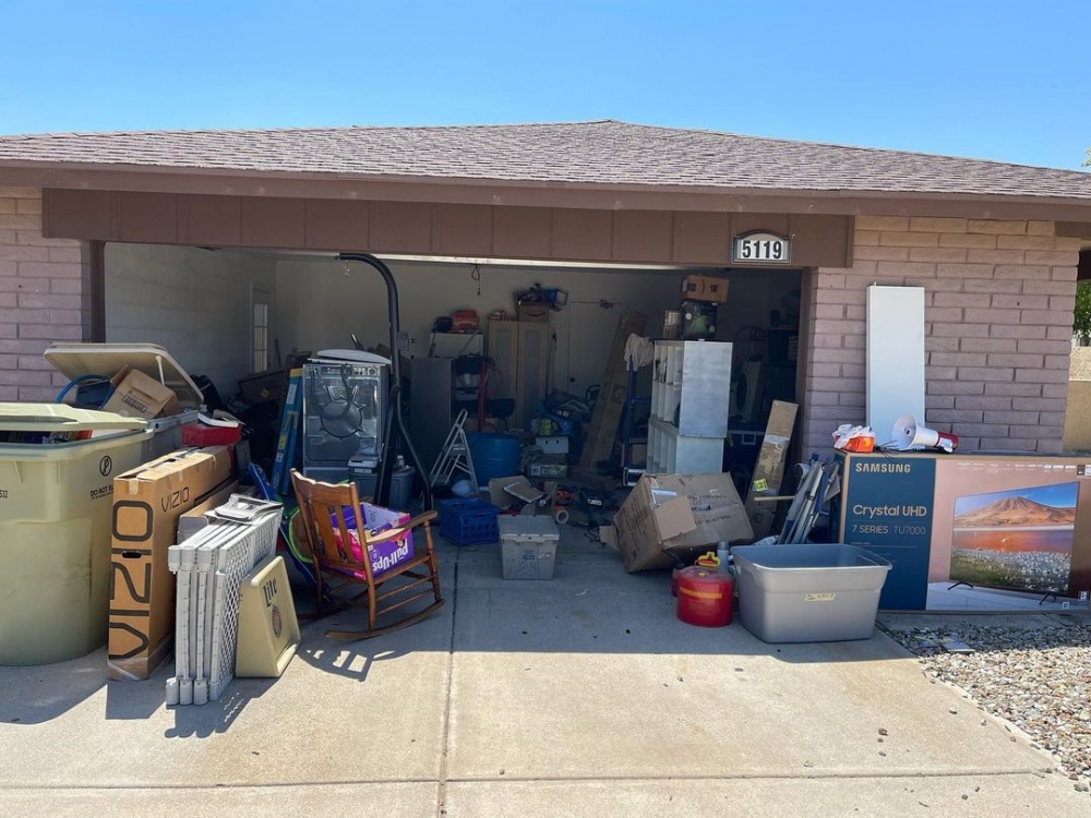 他們合力清空家中近七成的物品。