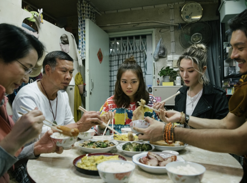 當人妻要夾餸時,奶奶就說這件她兒子及老公喜歡吃。