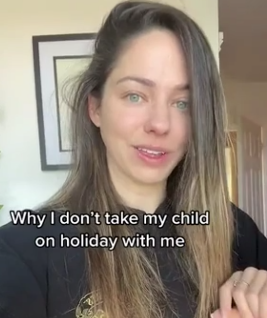 英國有位單親媽媽每次去旅行都沒有帶8歲的兒子同行,而是選擇把孩子交由前夫代為照顧。