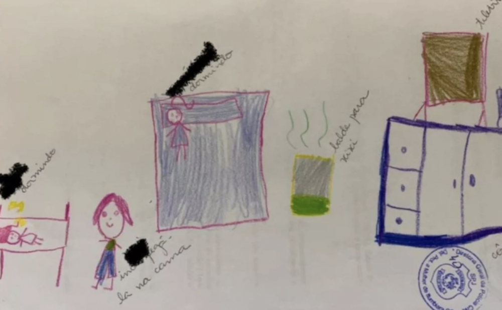 女童畫了自己和媽媽分別躺在床上睡覺，但一名身穿綠色上衣及藍色褲的奇怪男子卻疑似慢慢步向熟睡中的女童。