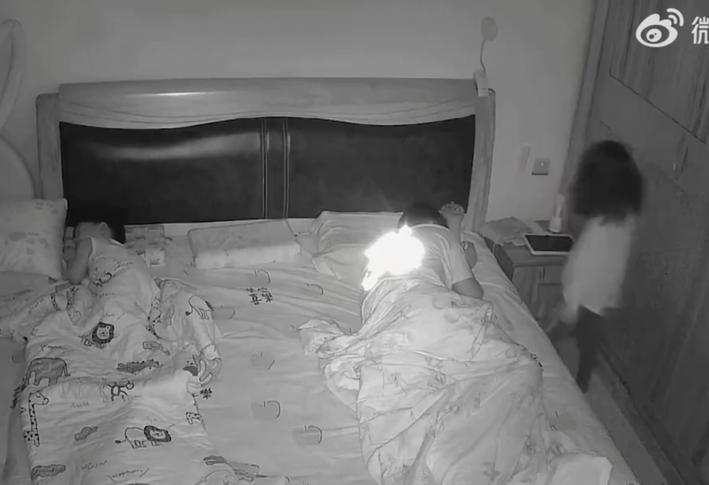 女兒披頭散髮嚇壞爸爸。