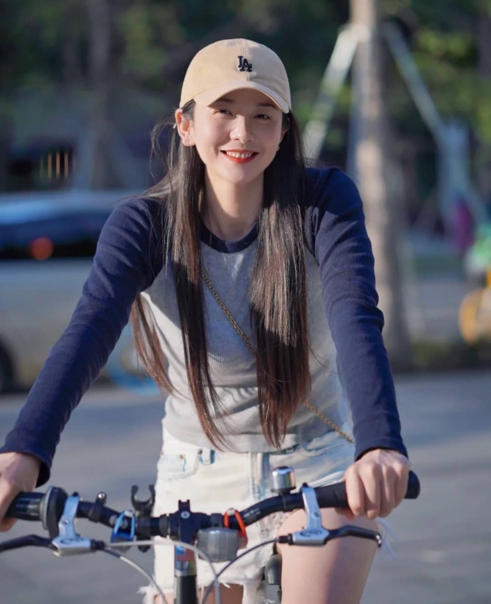 網民：「老公莫不是換了個新抱！」