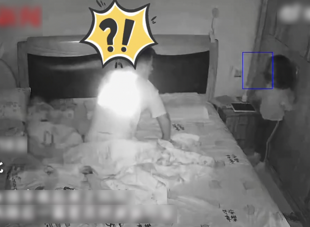 女兒同樣被爸爸嚇到後退。