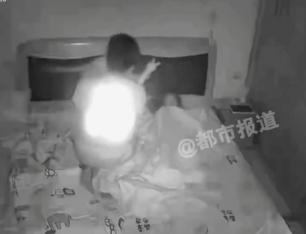 爸爸事後安撫兩個小朋友入睡。