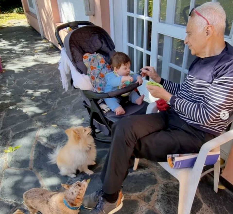 他每日為兒子發送語音視頻作紀念。