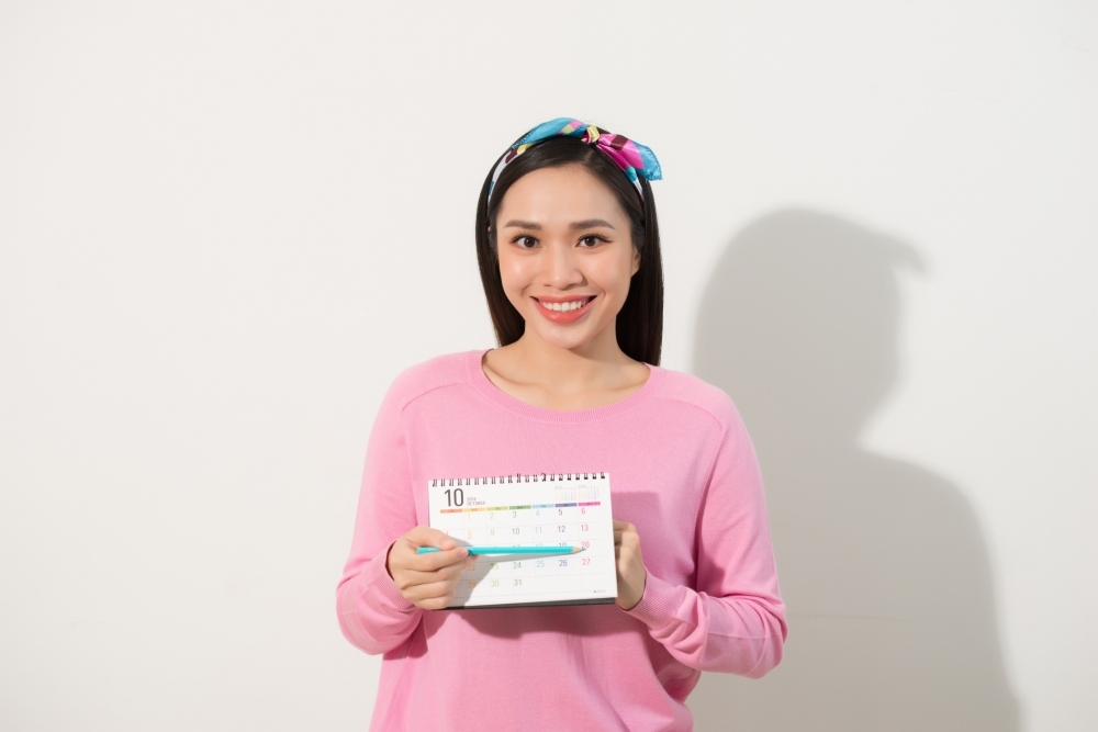 女孩來月經可能遇到經痛，需要多休息，保持心情愉悅，並用熱水熱敷。