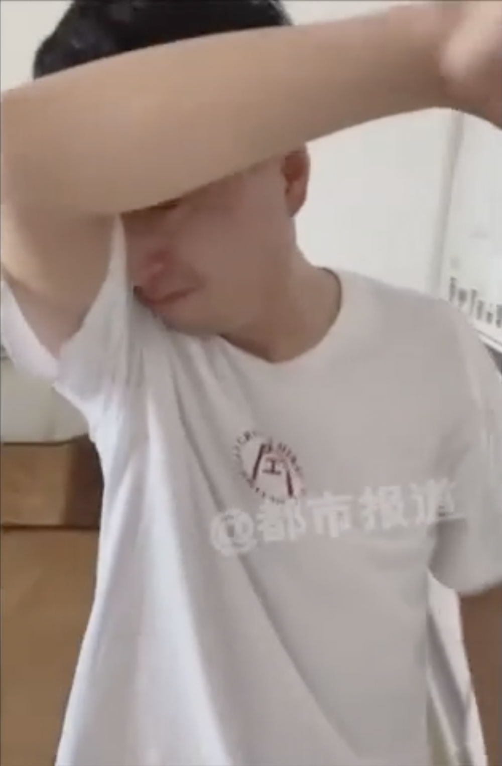 爸爸一望成績表即落淚。